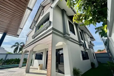 Chalet de 5 dormitorios en Pattaya, Tailandia № 210635 - foto 18