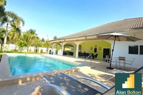 Casa de 3 dormitorios en Pattaya, Tailandia № 210636 - foto 4