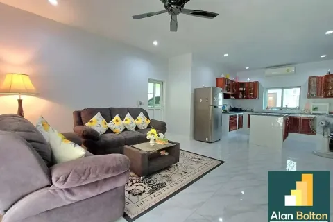 Casa de 3 dormitorios en Pattaya, Tailandia № 210636 - foto 11