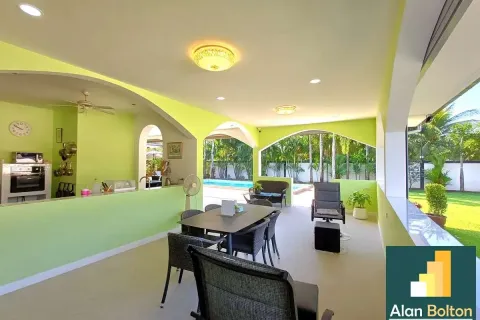 Casa de 3 dormitorios en Pattaya, Tailandia № 210636 - foto 10