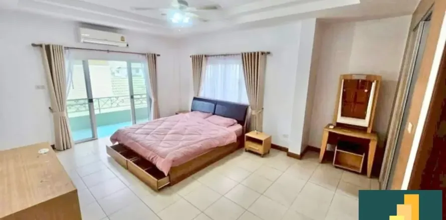 Casa de 4 dormitorios en Pattaya, Tailandia № 210962
