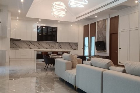 House in Pattaya, Thailand 5 bedrooms № 154706 - photo 1