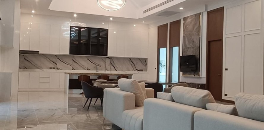 House in Pattaya, Thailand 5 bedrooms № 154706