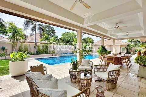 House in Pattaya, Thailand 5 bedrooms № 198433 - photo 23