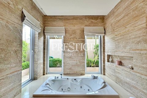 House in Pattaya, Thailand 5 bedrooms № 198433 - photo 14