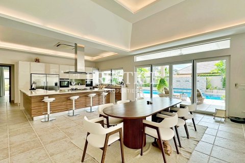 House in Pattaya, Thailand 5 bedrooms № 198433 - photo 6