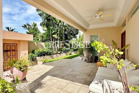 House in Pattaya, Thailand 5 bedrooms № 198433 - photo 22