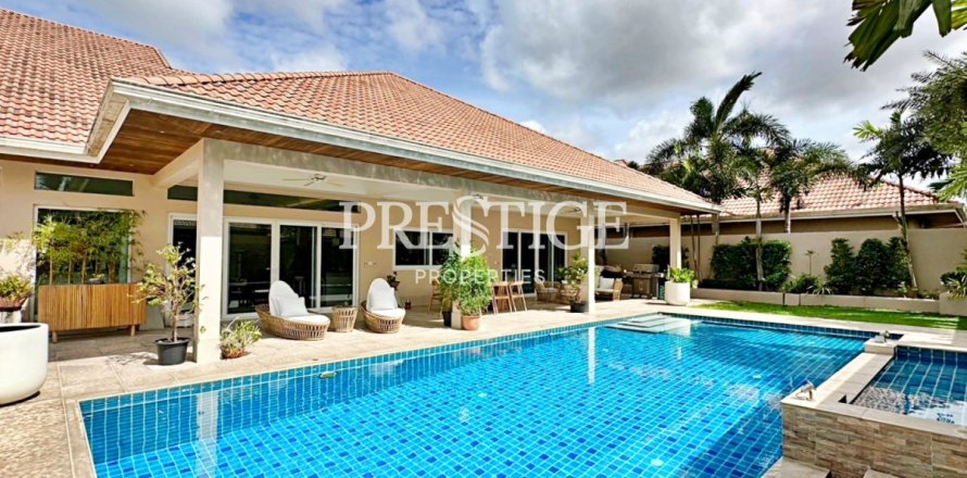 House in Pattaya, Thailand 5 bedrooms № 198433