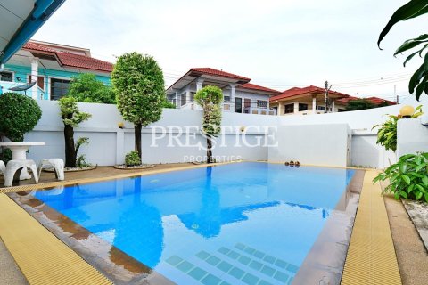 House in Pattaya, Thailand 3 bedrooms № 198438