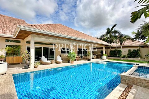 House in Pattaya, Thailand 5 bedrooms № 198432