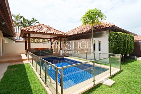 House in Pattaya, Thailand 4 bedrooms № 198436
