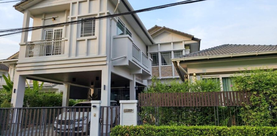 House in Bang Kapi, Bangkok, Thailand 6 bedrooms № 156496