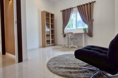 House in Bang Lamung, Thailand 3 bedrooms № 134747 - photo 2