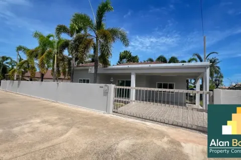 House in Pattaya, Thailand 3 bedrooms № 210616 - photo 1