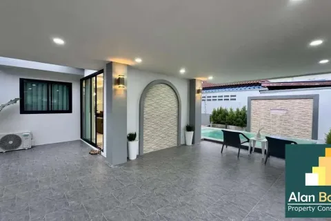 House in Pattaya, Thailand 3 bedrooms № 210618 - photo 2