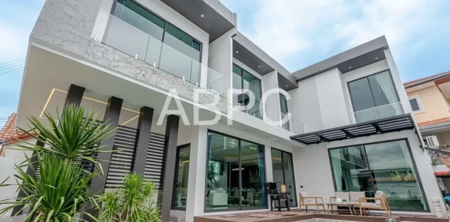 Casa de 5 dormitorios en Pattaya, Tailandia № 212098