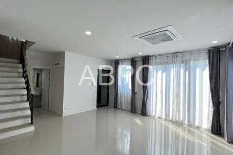 Casa de 3 dormitorios en Pattaya, Tailandia № 212093 - foto 11