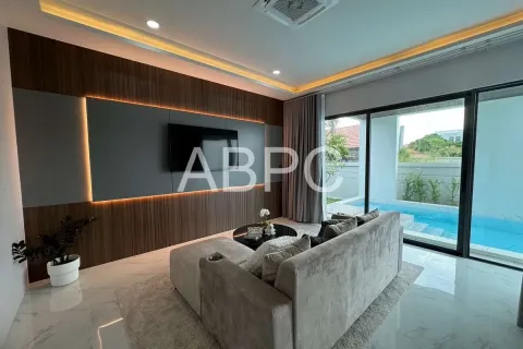 Casa de 4 dormitorios en Pattaya, Tailandia № 212099 - foto 4