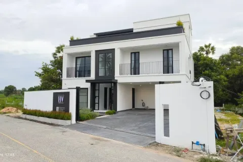 Casa de 4 dormitorios en Pattaya, Tailandia № 211804 - foto 12