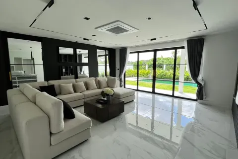 Casa de 4 dormitorios en Pattaya, Tailandia № 211804 - foto 14