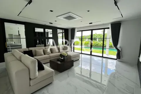 Casa de 4 dormitorios en Pattaya, Tailandia № 211804 - foto 5