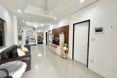 Casa de 3 dormitorios en Pattaya, Tailandia № 211805 - foto 4