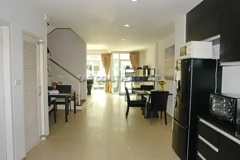Casa de 3 dormitorios en Jomtien Beach, Pattaya, Tailandia № 213570 - foto 14