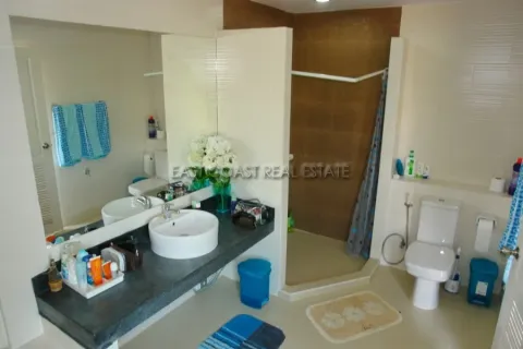 Casa de 3 dormitorios en Jomtien Beach, Pattaya, Tailandia № 213570 - foto 12
