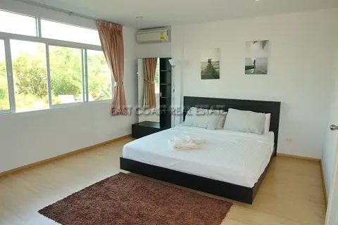 Casa de 3 dormitorios en Jomtien Beach, Pattaya, Tailandia № 213570 - foto 10