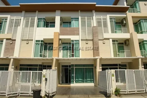 Casa de 3 dormitorios en Jomtien Beach, Pattaya, Tailandia № 213570