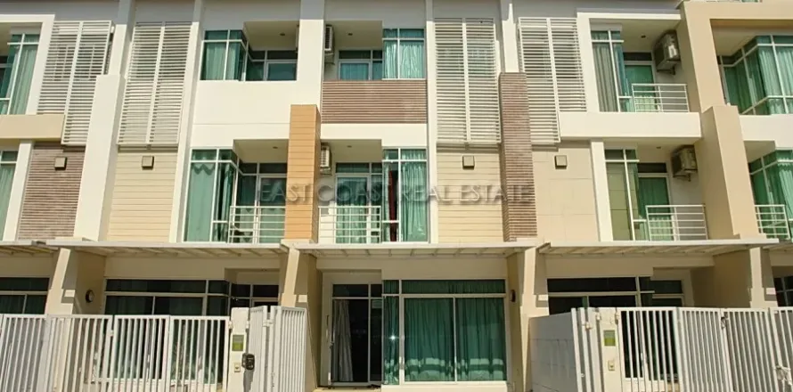 Casa de 3 dormitorios en Jomtien Beach, Pattaya, Tailandia № 213570