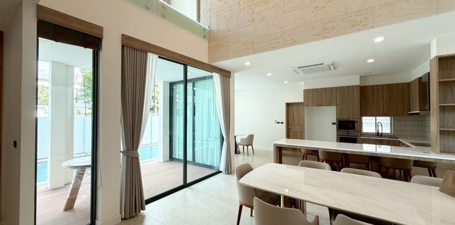 Villa in Lat Phrao, Bangkok, Thailand 4 bedrooms № 161754