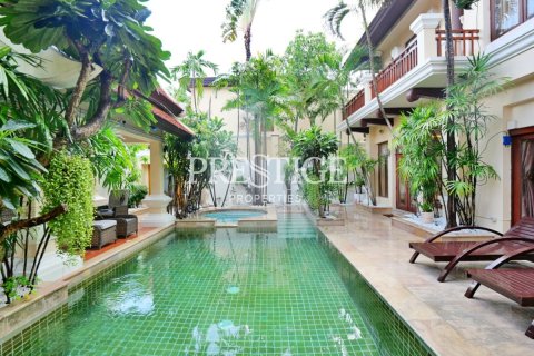 House in Pattaya, Thailand 4 bedrooms № 198594