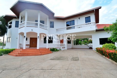 House in Pattaya, Thailand 4 bedrooms № 198597