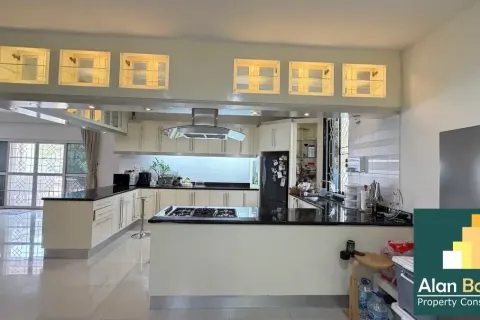 Casa de 4 dormitorios en Pattaya, Tailandia № 211338 - foto 4