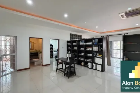Casa de 4 dormitorios en Pattaya, Tailandia № 211338 - foto 14