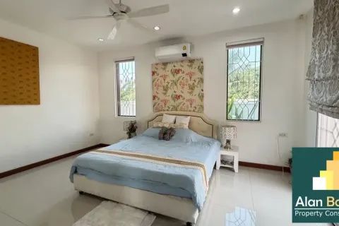 Casa de 4 dormitorios en Pattaya, Tailandia № 211338 - foto 2