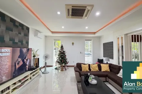 Casa de 4 dormitorios en Pattaya, Tailandia № 211338 - foto 12