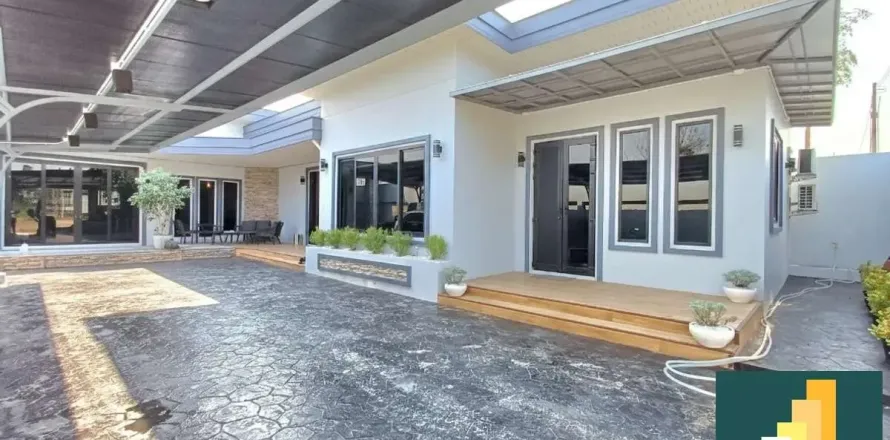 Casa de 3 dormitorios en Pattaya, Tailandia № 211342