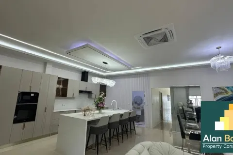 Casa de 4 dormitorios en Pattaya, Tailandia № 211337 - foto 5