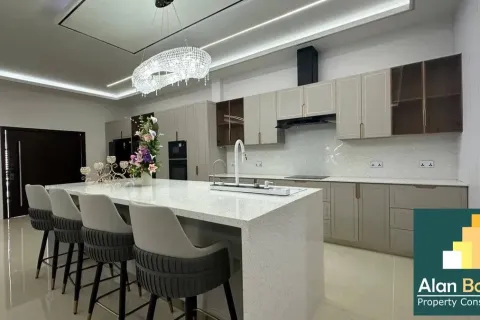 House in Pattaya, Thailand 4 bedrooms № 211337