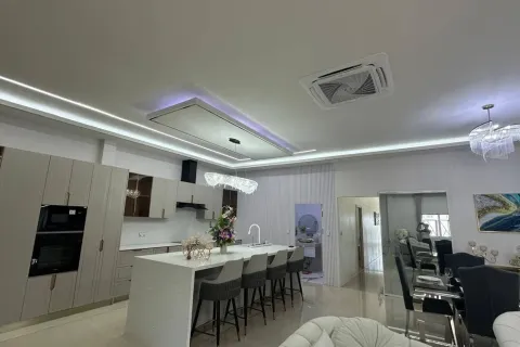 Casa de 4 dormitorios en Pattaya, Tailandia № 211337 - foto 16