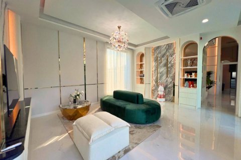 Villa in Pattaya, Thailand 4 bedrooms № 157814 - photo 5