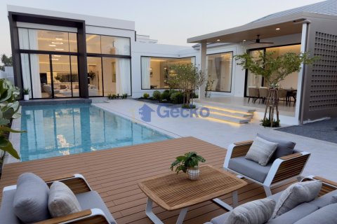 House in Pattaya, Thailand 4 bedrooms № 195888 - photo 30