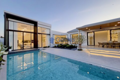 House in Pattaya, Thailand 4 bedrooms № 195888