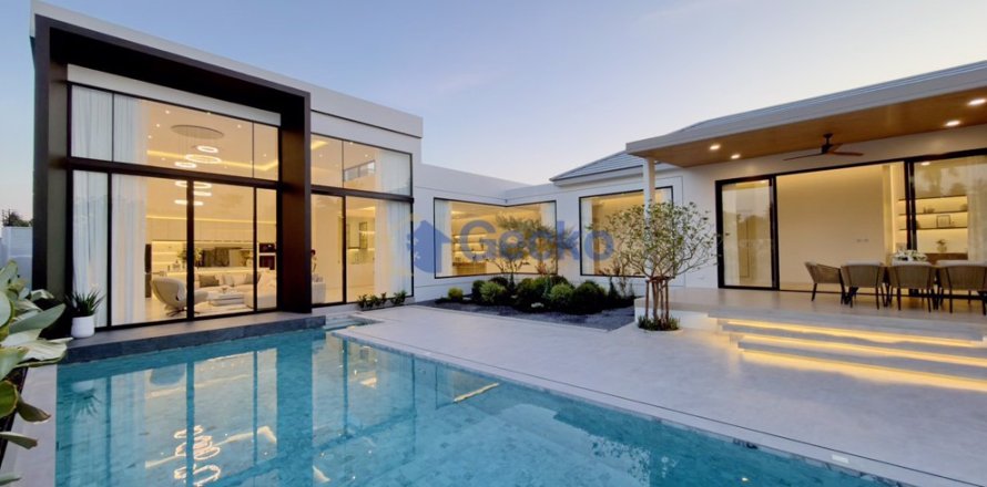 House in Pattaya, Thailand 4 bedrooms № 195888