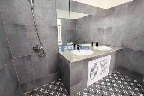 House in Pattaya, Thailand 6 bedrooms № 195884 - photo 11