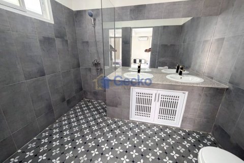 House in Pattaya, Thailand 6 bedrooms № 195884 - photo 10