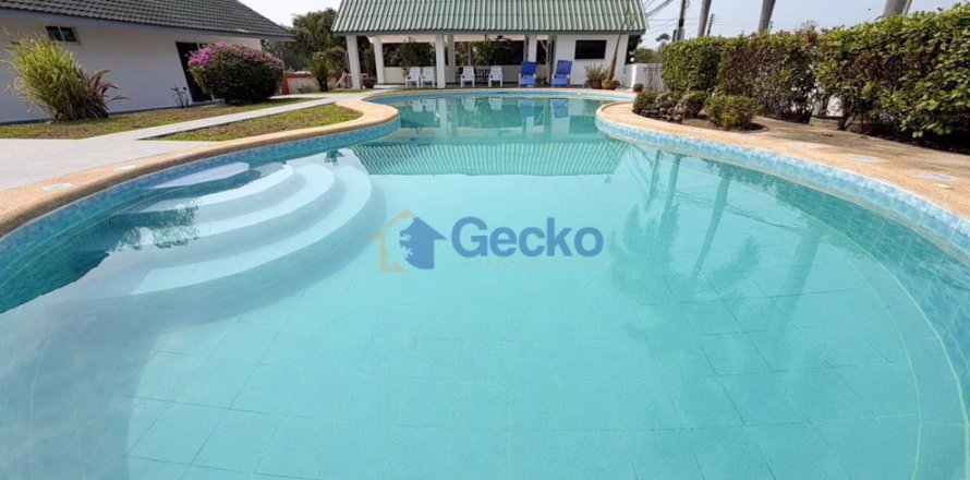 House in Pattaya, Thailand 6 bedrooms № 195884