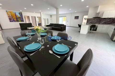 House in Pattaya, Thailand 6 bedrooms № 195884 - photo 6